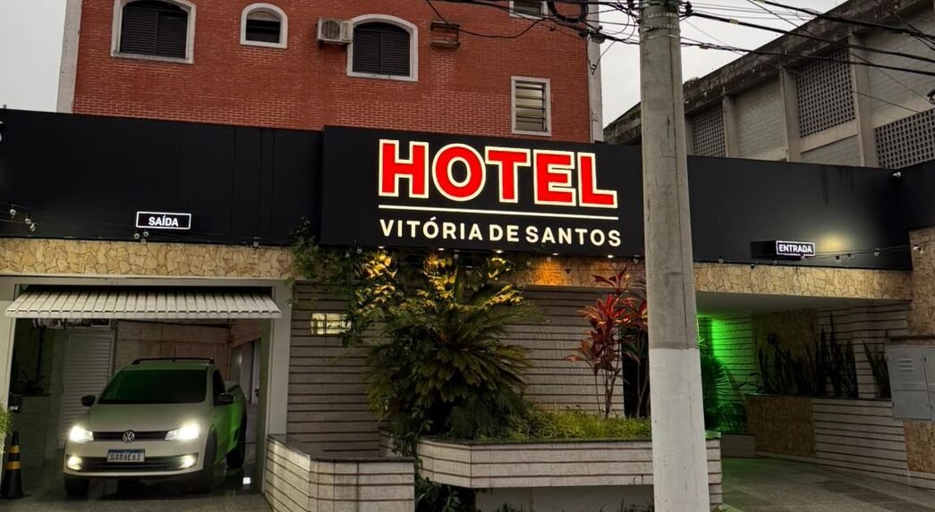 Fachada real do Hotel Vitória de Santos