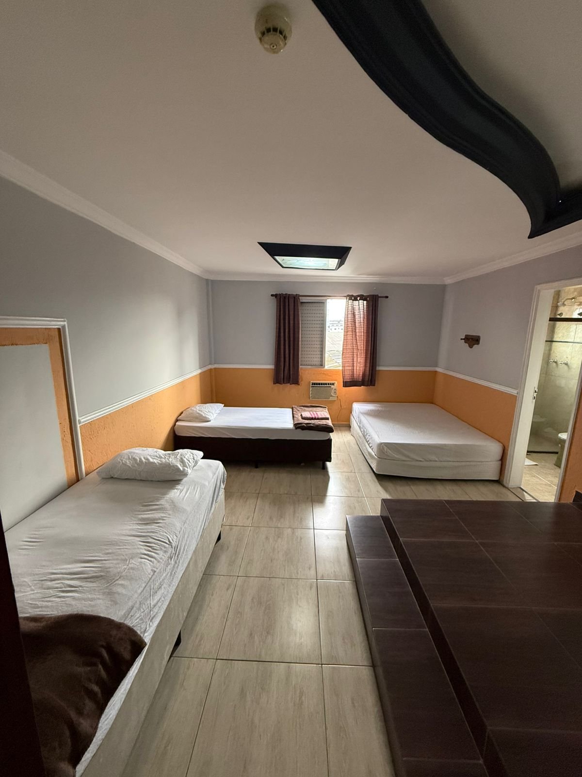 Ambiente da Suíte 307 2C 2S no Hotel Vitória de Santos